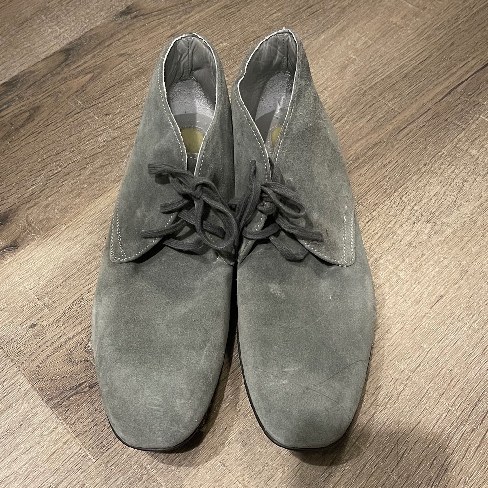 Men’s grey formal dress shoes